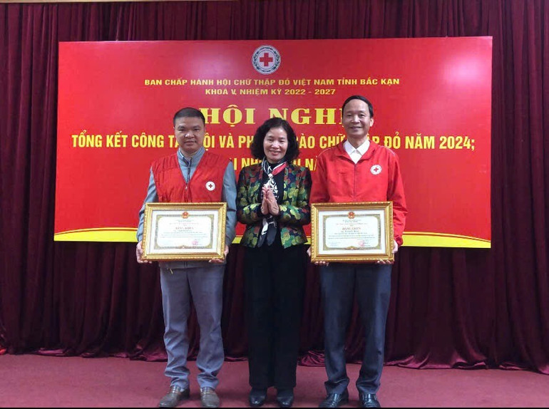 02 cá nhân của Hội Chữ thập đỏ tỉnh nhận Bằng khen của Chủ tịch UBND tỉnh. 27022961-1f94-455b-b55b-86d72efe790a.jpg