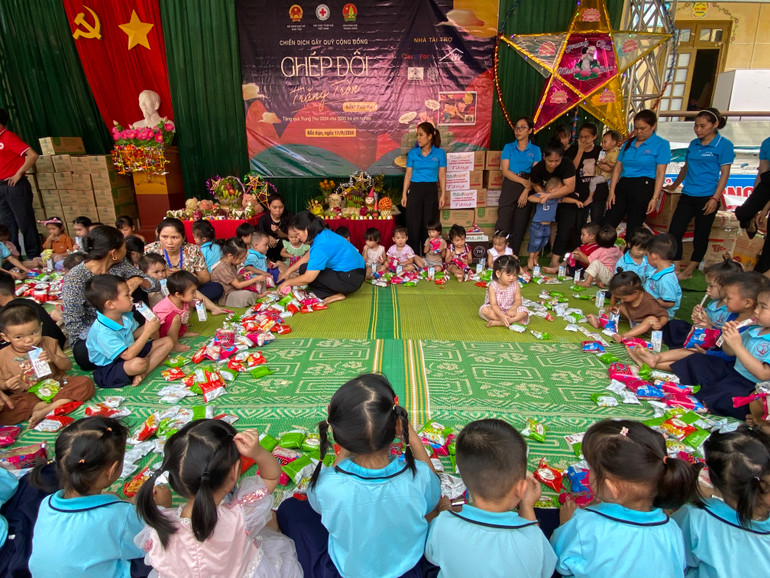 Các em học sinh phá cỗ trung thu. Các em học sinh phá cỗ trung thu.