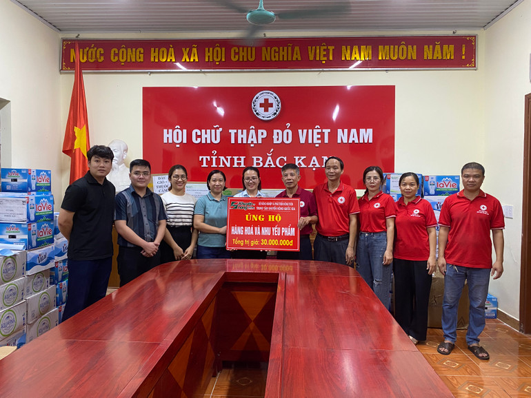 Trung tâm Khuyến nông quốc gia (Bộ Nông nghiệp và Phát triển nông thôn) trao biển biểu trưng giá trị phần quà cho Hội Chữ thập đỏ tỉnh Bắc Kạn. 6423B427-8533-40B3-A3A8-F5FF5ACA8B22.jpeg