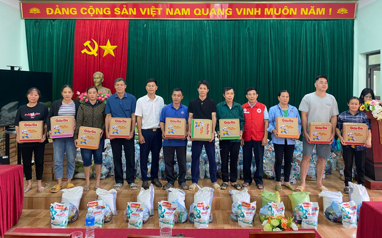 Các hộ dân nhận quà hỗ trợ. a8c85491-73ae-4c9e-818e-3e55d2a7da1b-6275.jpeg