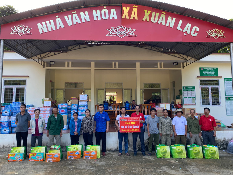 Đoàn trao quà cho các hộ dân thôn Bản He, Bản Hỏ. AB7D5DA2-EAE8-4B08-876A-F3F304B4EE02.jpeg