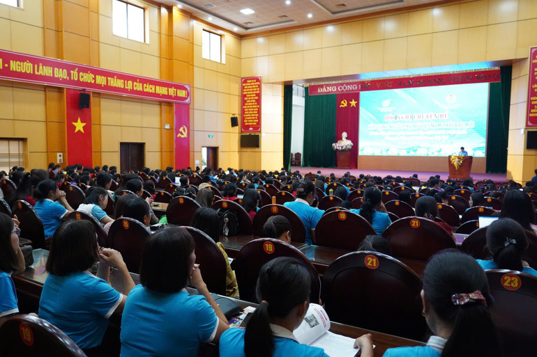 Ngày 16/10, Liên đoàn Lao động tỉnh Bắc Kạn phối hợp với Hội Liên hiệp Phụ nữ tỉnh Bắc Kạn tổ chức Hội nghị chuyên đề “Xây dựng người phụ nữ Việt Nam thời đại mới”. Ngày 16/10, Liên đoàn Lao động tỉnh Bắc Kạn phối hợp với Hội Liên hiệp Phụ nữ tỉnh Bắc Kạn tổ chức Hội nghị chuyên đề “Xây dựng người phụ nữ Việt Nam thời đại mới”.