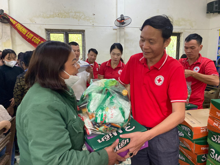 Đoàn trao quà cho các hộ dân xã Tân Sơn. 0a57919a-e6a9-42da-bca5-5e1c493eb34a.jpg