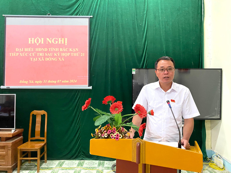 Ông Hoàng Văn Vĩnh, Trưởng ban chuyên trách Ban Dân tộc HĐND tỉnh trả lời kiến nghị của cử tri. 0699D094-F755-475E-8F81-0BD2AC0A6D27.jpeg