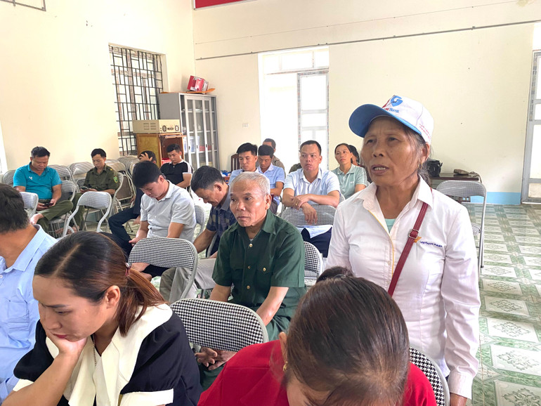Cử tri thôn Chợ trình bày kiến nghị. E8722050-94F9-4F16-8A14-159DDFD7EF79.jpeg