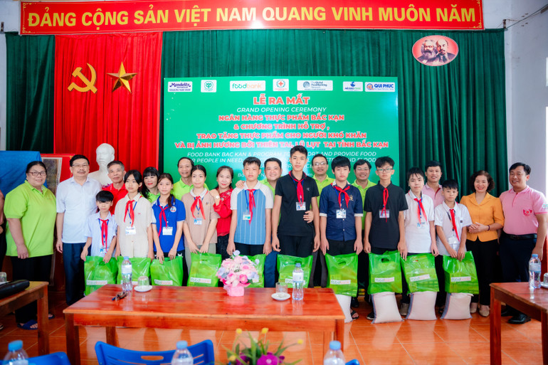 Đại biểu trao quà cho học sinh có hoàn cảnh khó khăn. tặng quà.jpg