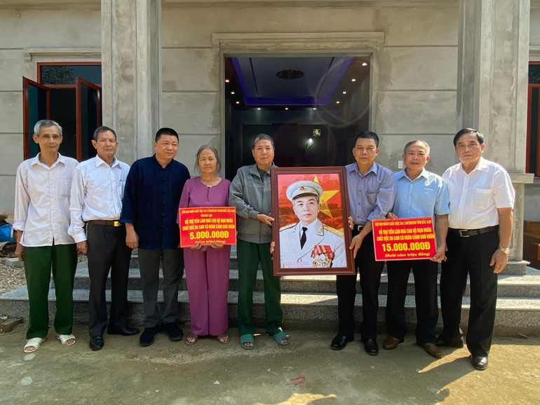 Đoàn trao quà cho gia đình hội viên Nông Văn Quyết. 0e996e3b-965f-4a54-9647-dbd748334994.jpg