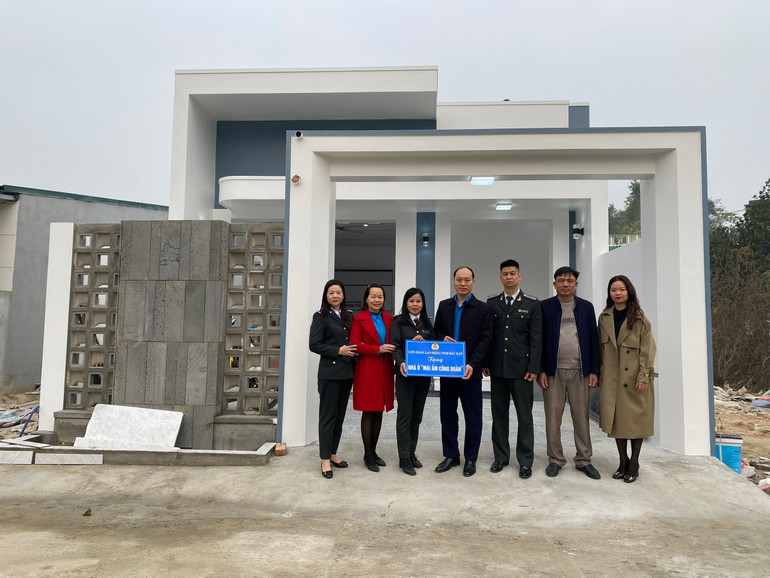Bàn giao nhà "Mái ấm Công đoàn" cho gia đình chị Nông Thị Thảo, đoàn viên Công đoàn Cục Thi hành án dân sự tỉnh. thao.jpg