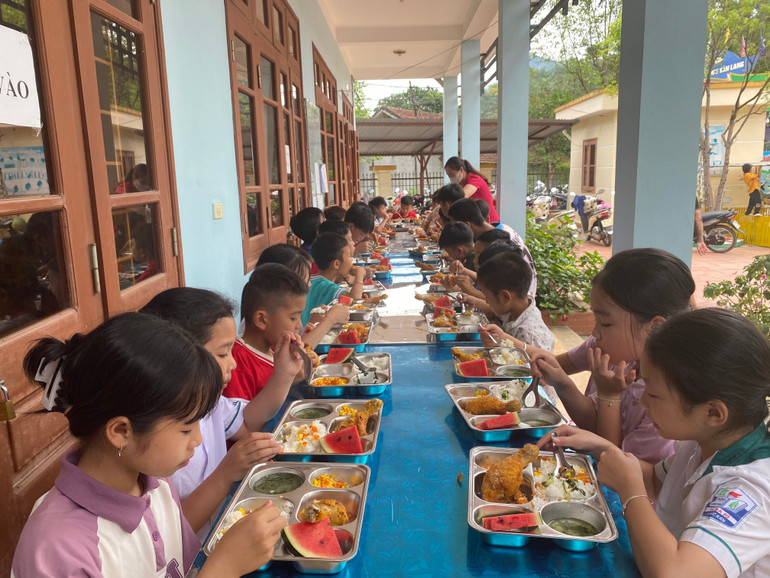 Học sinh Trường TH&THCS Văn Lang thưởng thức bữa ăn ngon từ nhóm thiện nguyện. 17b6909f-7437-4015-8dc8-a9162200f81d.jpg