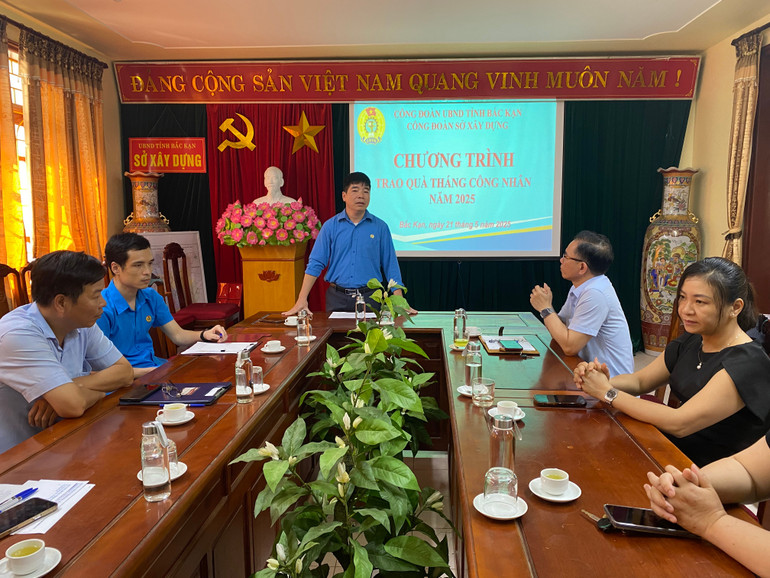Ông Phan Ngọc Tuệ, Chủ tịch Công đoàn UBND tỉnh gửi lời động viên, thăm hỏi đoàn viên công đoàn nhân Tháng Công nhân 2025. abe06c0a-1505-41c6-b7c9-76575665c07e.jpg