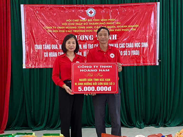Hội Chữ thập đỏ TP. Phúc Yên trao biểu trưng hỗ trợ của Công ty TNHH Hoàng Nam cho Hội Chữ thập đỏ tỉnh Bắc Kạn. cb6ec748-3532-4997-9031-3feda332e950-9227-6280.jpeg