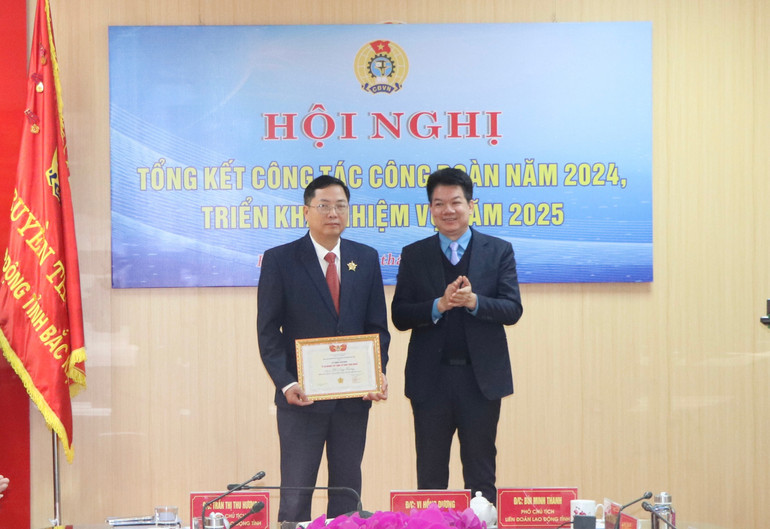 Ông Lê Đăng Trưởng, Phó Chủ tịch UBND TP. Bắc Kạn nhận Kỷ niệm chương "Vì sự nghiệp xây dựng tổ chức Công đoàn". 789617fa-905e-47b0-82d2-4b61008d334c.jpg