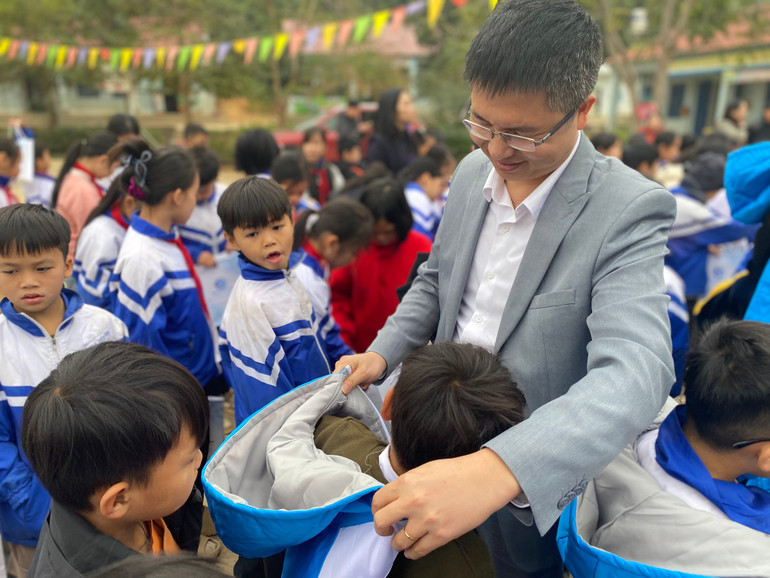 Đại diện nhà tài trợ trao áo ấm cho học sinh. f8457dc4-45f0-4a9e-9621-e9d0bc35213a.jpg
