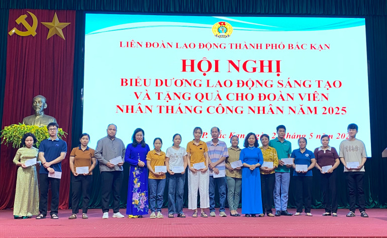 Trao quà cho đoàn viên có hoàn cảnh khó khăn. d842f316-3022-4e11-8354-a6776c63a889.jpg