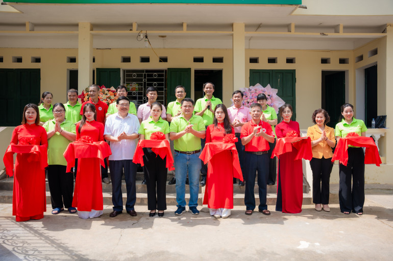 Đại biểu cắt băng khánh thành Kho thực phẩm Food Bank Bắc Kạn. cắt băng khánh thành 1.jpg