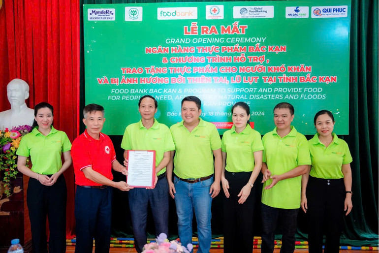 Ông Nguyễn Văn Cường, Chủ tịch Hội Chữ thập đỏ tỉnh Bắc Kạn trao Quyết định thành lập Ban điều hành triển khai Chương trình hỗ trợ người yếu thế tiếp cận nguồn thực phẩm cộng đồng tại tỉnh Bắc Kạn (Food Bank Bắc Kạn). trao quyết định Ban điều hành.jpg