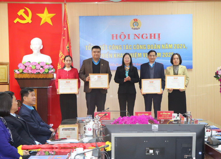 Các tập thể có thành tích xuất sắc trong phong trào lao động giỏi và xây dựng tổ chức công đoàn vững mạnh năm 2024 nhận Bằng khen của Liên đoàn Lao động tỉnh. c58954aa-12f8-4dab-b0f6-7e70b8b99c3a.jpg