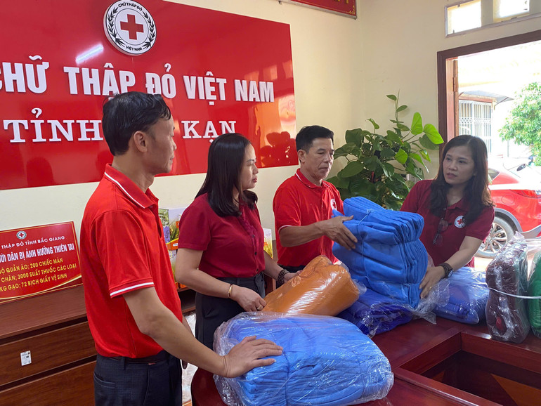 Tiếp nhận nhu yếu phẩm hỗ trợ người dân bị ảnh hưởng bởi thiên tai. hien-vat-ho-tro.jpg