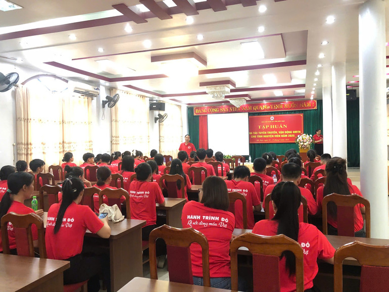 Ông Hà Quốc Hưng, Phó Chủ tịch Hội Chữ thập đỏ tỉnh Bắc Kạn phổ biến các kiến thức, kỹ năng trong quá trình tiếp nhận máu. tap-huan-1-5732.jpg
