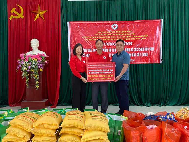 Hội Chữ thập đỏ thành phố Phúc Yên (Vĩnh Phúc) trao biểu trưng hỗ trợ trị giá các phần quà và tiền mặt cho địa phương. 5d79a85f-6ef1-4cc9-a9c4-cef04a8e8743-8964-2287.jpeg