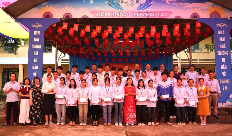 Đại biểu, thầy cô giáo và các em học sinh chụp ảnh lưu niệm. 40952c55-7c4d-4ad5-84b8-164fbca832d0.jpg