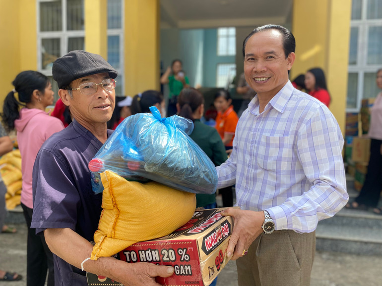 Đoàn trao nhu yếu phẩm cho các hộ dân. ce2918a7-e14e-4086-be46-288aa7bedc6c-867-6481.jpeg