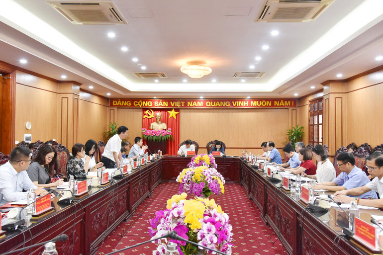 Thành viên Đoàn công tác của Văn phòng Trung ương Đảng trao đổi về những hạn chế sau khi kiểm tra công tác ứng dụng công nghệ thông tin và văn thư, lưu trữ tại các cơ quan Đảng tỉnh Bắc Kạn. NIK_3427.jpg