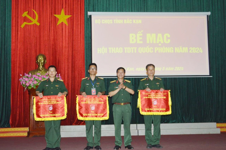Đại tá Nguyễn Đình Huỳnh, Ủy viên Ban Thường vụ Tỉnh ủy, Chỉ huy trưởng Bộ CHQS tỉnh trao giải Nhất, Nhì, Ba toàn đoàn. 991.jpg