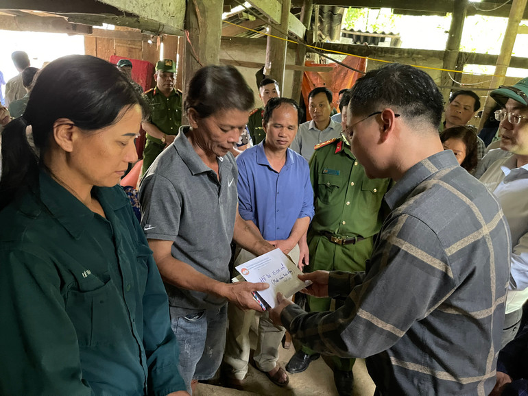 Lãnh đạo Huyện ủy Ngân Sơn và nhiều cơ quan, đoàn thể hỗ trợ gia đình người bị nạn. 11.jpg