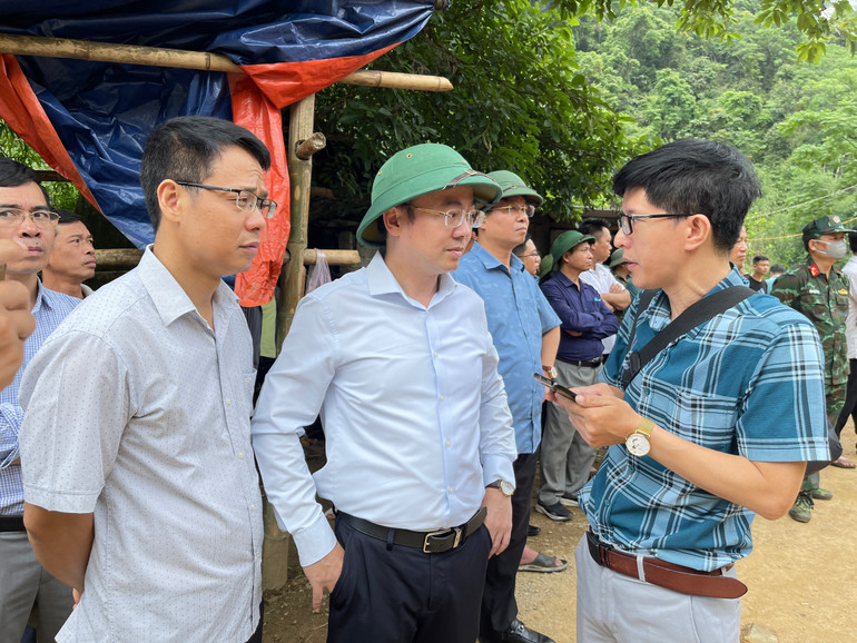 Trao đổi với phóng viên Báo Bắc Kạn, đồng chí Chủ tịch UBND tỉnh Nguyễn Đăng Bình cho biết đã chỉ đạo lực lượng cứu hộ nhanh chóng đưa các nạn nhân ra ngoài trong thời gian sớm nhất có thể. z5464035229832_68115874766d8d291e59e800c6fc8601.jpg