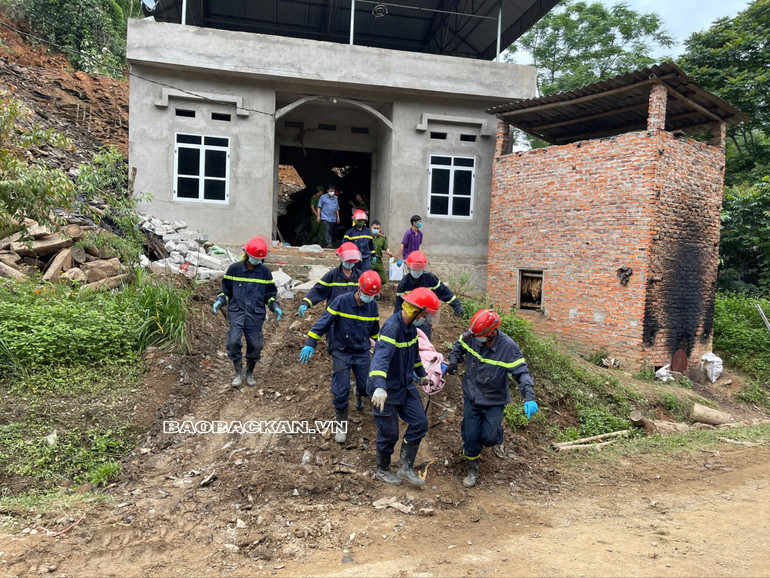 Thi thể chị Long Thị Sương Mai là nạn nhân cuối cùng được lực lượng cứu hộ đưa ra ngoài. 10.jpg