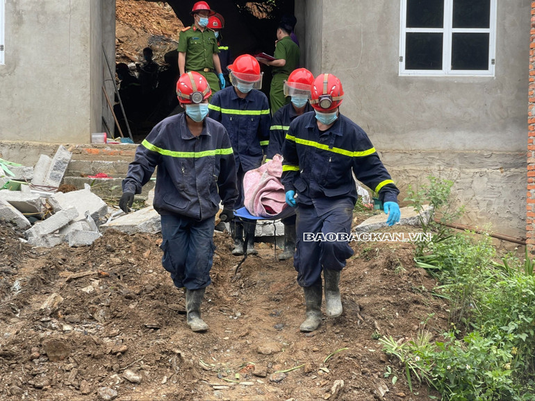 Nạn nhân đầu tiên được lực lượng cứu hộ đưa ra ngoài. 1a.jpg