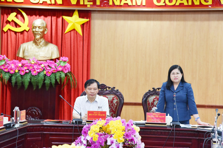 Đồng chí Phương Thị Thanh, Phó Bí thư Thường trực Tỉnh ủy, Chủ tịch HĐND tỉnh tiếp thu những ý kiến chỉ đạo của Đoàn công tác. NIK_3437.jpg