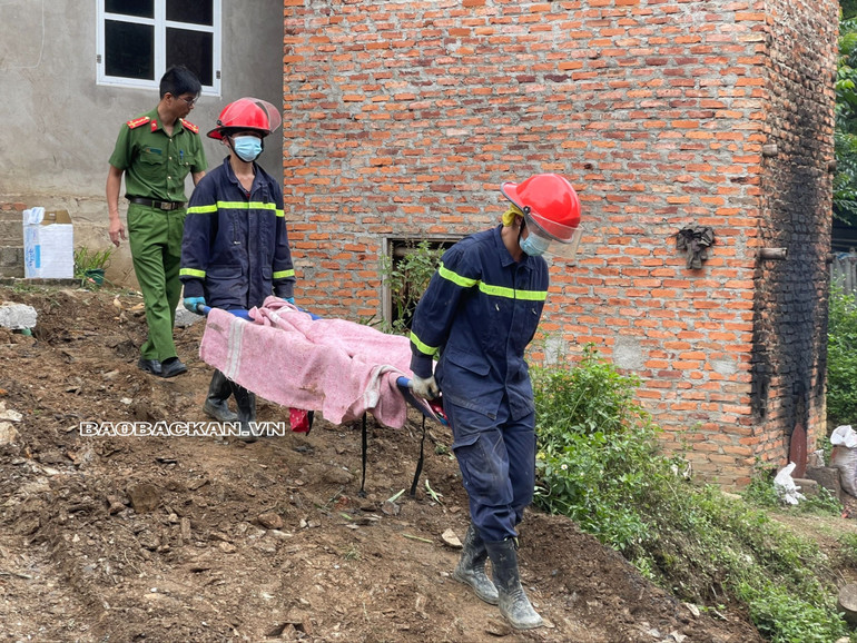 Thi thể cháu nhỏ gần 2 tuổi là người thứ hai được đưa ra khỏi căn buồng bị sập. 9.jpg