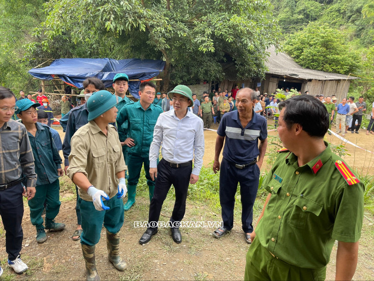 Đồng chí Nguyễn Đăng Bình, Phó Bí thư Tỉnh ủy, Chủ tịch UBND tỉnh chỉ đạo công tác cứu hộ. z5464035948807_daeb8b63de27cb4753b06dbb557254fe.jpg