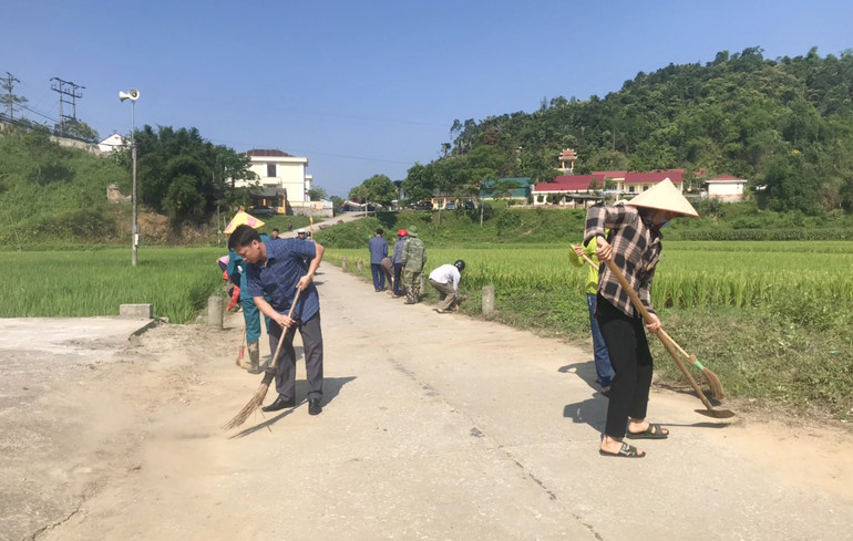 Đại biểu và người dân cùng vệ sinh môi trường.
