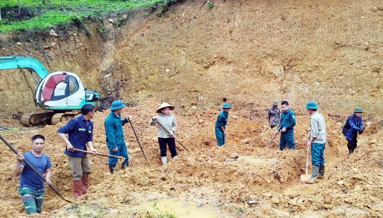 Hỗ trợ ngày công giúp 01 hộ dân đào móng làm nhà. Banh-Trach-1.jpg
