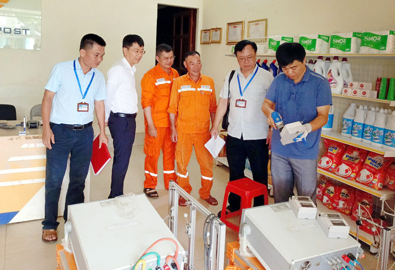 Thực hiện kiểm tra sai số trực tiếp đối với công tơ điện 1 pha tại xã Hiệp Lực (Ngân Sơn). Kiem-dinh.jpg