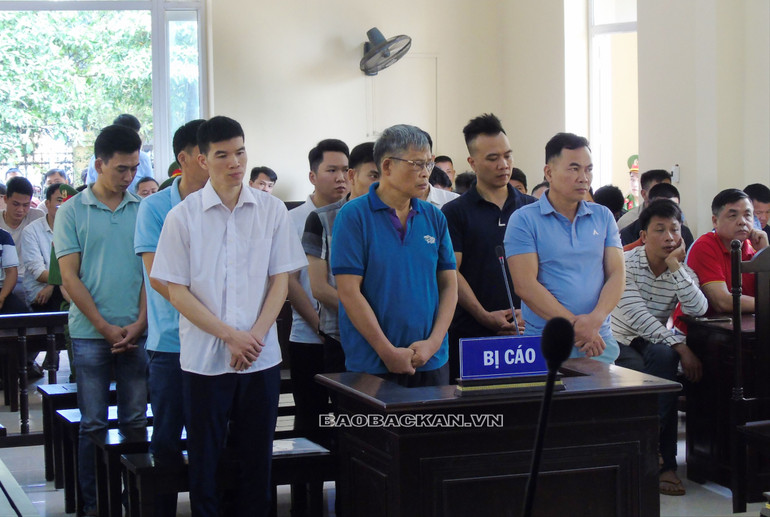 Các bị cáo tại phiên tòa xét xử. ảnh PT.JPG
