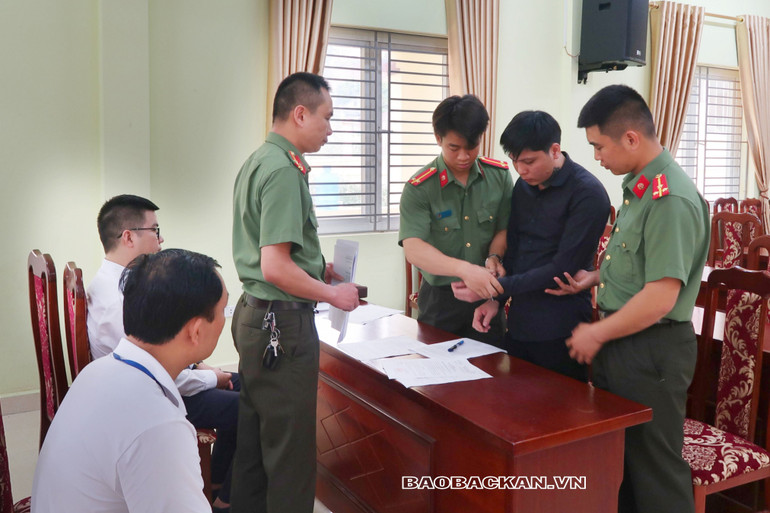 Cơ quan An ninh điều tra Công an tỉnh Bắc Kạn thi hành lệnh bắt bị can để tạm giam đối với Trần Văn Thao. img-4466-8711.jpg