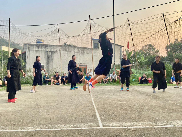 Phụ nữ các địa phương thi đấu vòng loại bóng chuyền trong trang phục truyền thống. photo_2024-04-29_06-43-55 (2).jpg