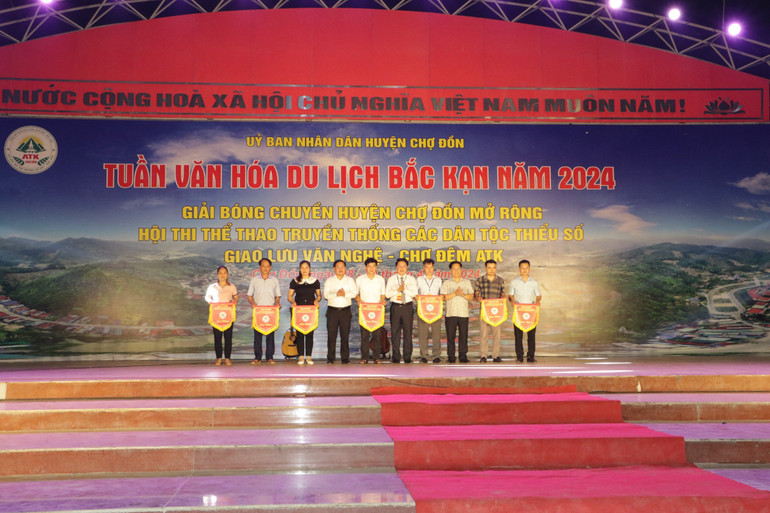 Lãnh đạo huyện trao Cờ lưu niệm cho các đơn vị tham gia hoạt động dịp này. z5392853679882_175d9aa642e234e1afd734175a04b18e.jpg