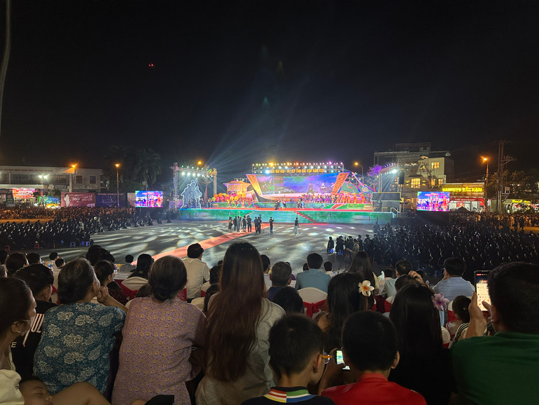 Rất đông người dân, du khách đến dự Chương trình khai mạc Tuần Văn hóa - Du lịch Bắc Kạn 2024. kg.jpg