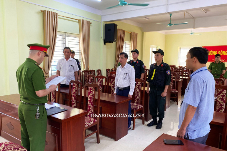 Cơ quan Cảnh sát điều tra Công an tỉnh Bắc Kạn thông qua quyết định khởi tố tại UBND phường Sông Cầu, thành phố Bắc Kạn. 333.jpg