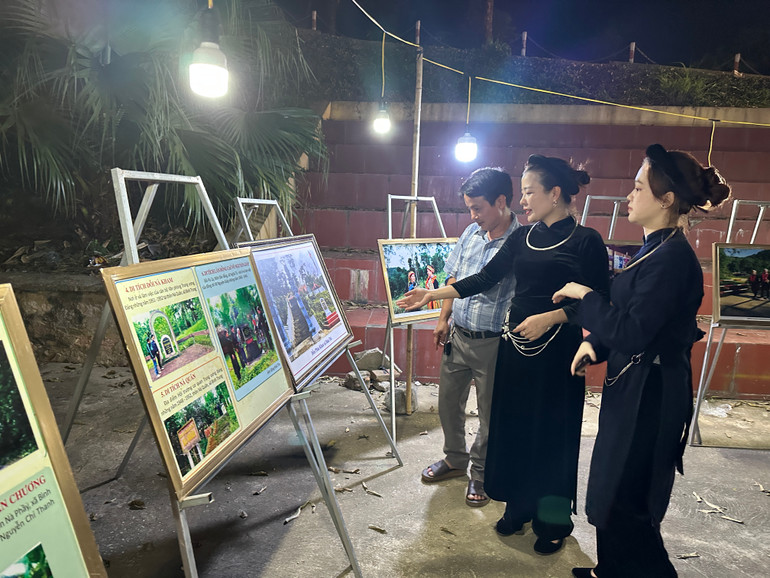Du khách tham quan triển lãm ảnh về tiềm năng văn hóa - du lịch Chợ Đồn. 2024_04_28_21_57_IMG_4012.JPG