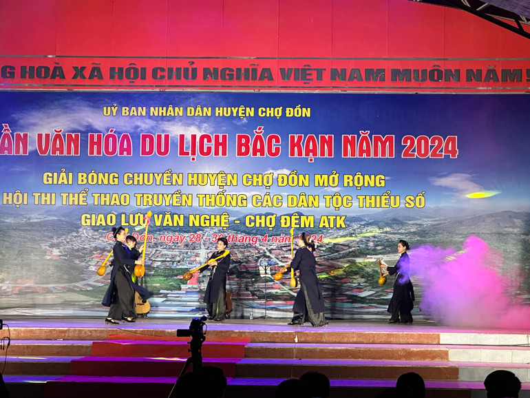 Tiết mục biểu diễn nghệ thuật tại buổi lễ mang đậm bản sắc văn hóa các dân tộc. 2024_04_28_20_24_IMG_3987.JPG