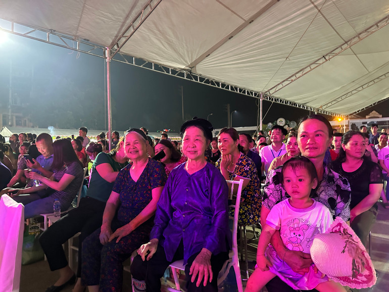 Người dân Chợ Đồn đến dự chương trình từ rất sớm. 2024_04_28_20_12_IMG_3980.JPG
