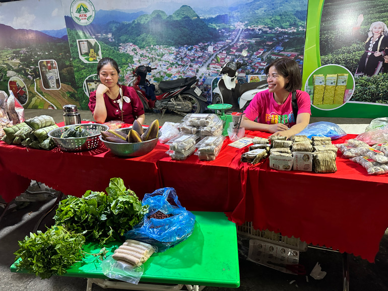 ...Và nông sản, đặc sản của các địa phương. 2024_04_28_22_01_IMG_4049.JPG