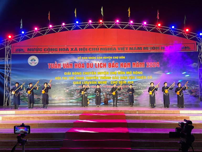 Chương trình biểu diễn văn nghệ chào mừng Tuần Văn hóa - Du lịch Bắc Kạn tại huyện Chợ Đồn. 2024_04_28_20_11_IMG_3970.JPG