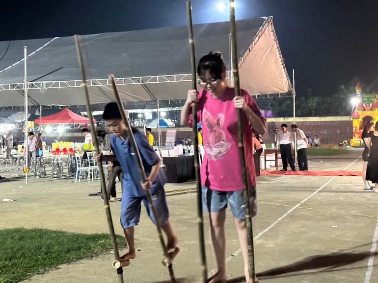 Các thiếu niên thích thú trải nghiệm trò đi cà kheo. 2024_04_28_21_54_IMG_4005.JPG